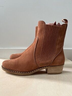 Marc by Marc Jacobs Brown Nubuck Chelsea Boots